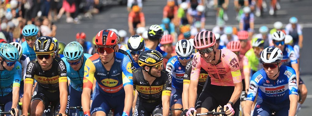 Das Fahrerfeld nach dem Start der ersten Etappe der Deutschland Tour. - &copy; Karl-Josef Hildenbrand/dpa