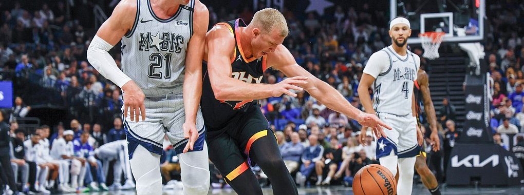 Ohne seinen verletzten Bruder holte Moritz Wagner (links) mit den Orlando Magic einen Heimsieg. - © Kevin Kolczynski/AP/dpa