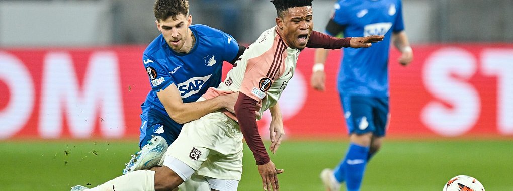 Sind jetzt Teamkollegen: Anton Stach (l) und Hoffenheims Neuzugang Gift Orban. - &copy; Uwe Anspach/dpa