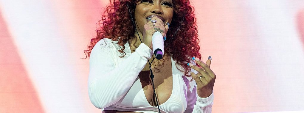 Mit neun Nominierungen ist SZA die große Grammy-Favoritin. - © Amy Harris/Invision/AP/dpa