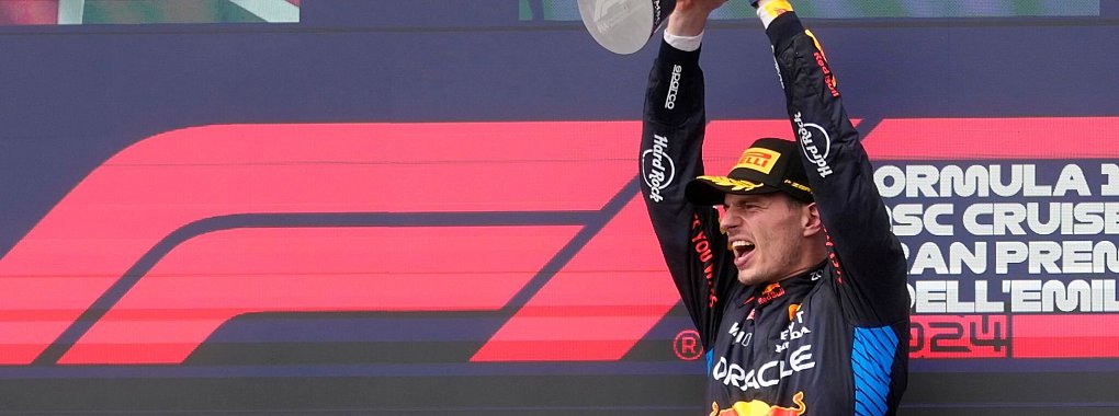 Der Niederländer Max Verstappen jubelt auf dem Podium nach seinem Sieg beim Großen Preis der Emilia Romagna. - © Luca Bruno/AP
