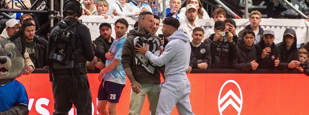 Rapper Kontra K und Influencer Nader El-Jindaoui gerieten bei der Baller League aneinander. - © Sebastian Räppold/Matthias Koch/dpa