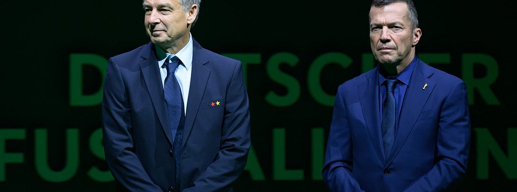 Zwei, die sich wieder mögen: Klinsmann (l) und Matthäus. - © Hendrik Schmidt/dpa