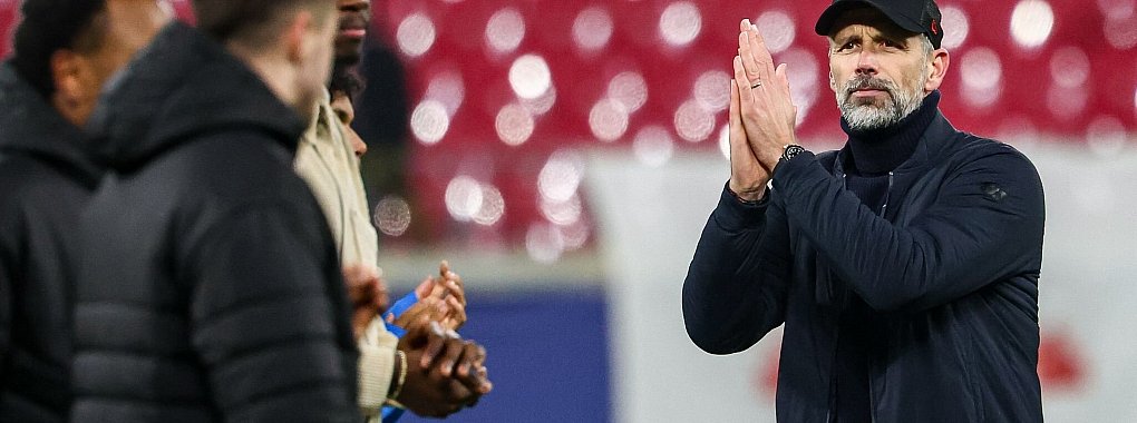 Trotz Niederlage und Champions-League-Aus tröstet Marco Rose auch noch einen weinenden Linienrichter. - © Jan Woitas/dpa