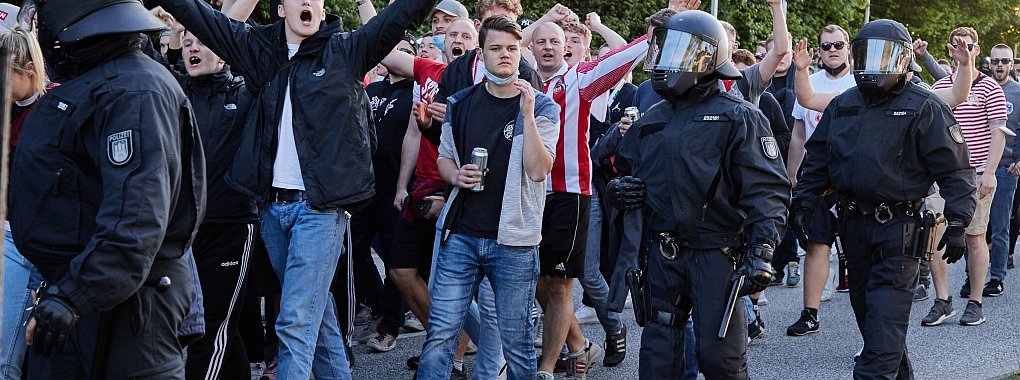 Die Stimmung zwischen Fans und Polizei ist angespannt. - © Georg Wendt/dpa