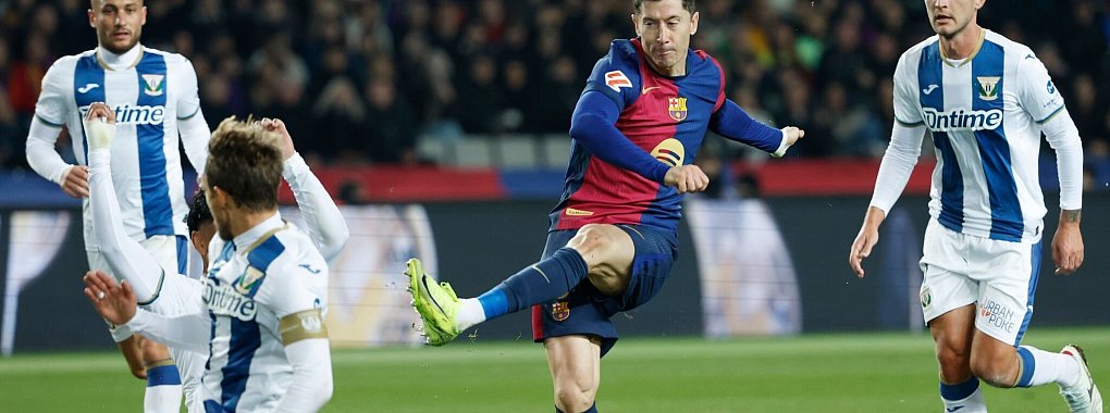 Auch Robert Lewandowski (Mitte) konnte die Niederlage des FC Barcelona in der Liga nicht verhindern - © Joan Monfort/AP/dpa