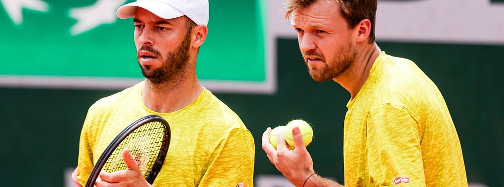 Tim Pütz (l) und Kevin Krawietz setzten den Schlusspunkt beim Erfolg der deutschen Davis-Cup-Herren gegen Chile. - © Frank Molter/dpa