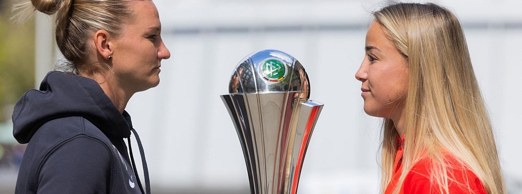 Alexandra Popp (l) vom VfL Wolfsburg und Giulia Gwinn vom FC Bayern M&uuml;nchen und der DFB-Pokal. - &copy; Rolf Vennenbernd/dpa