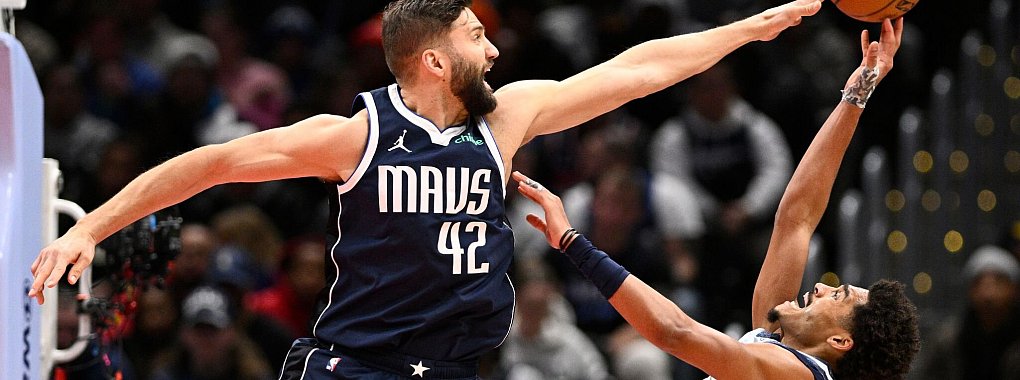 Maxi Kleber (l) überzeugte beim Sieg der Dallas Mavericks bei den Washington Wizards vor allem defensiv. - © Nick Wass/AP/dpa