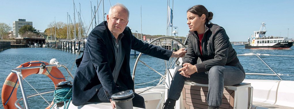 Das Kieler-Kommissaren-Team Mila Sahin (Almila Bagriacik) und Klaus Borowski (Axel Milberg) sucht einen verschwundenen Mann. - © Olga Samuels/NDR/ARD/dpa