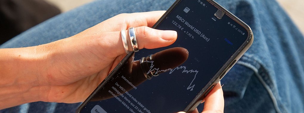 Bei Privatanlegern beliebt, unter Kritikern skeptisch beäugt: der MSCI World Index. - © Christin Klose/dpa-tmn