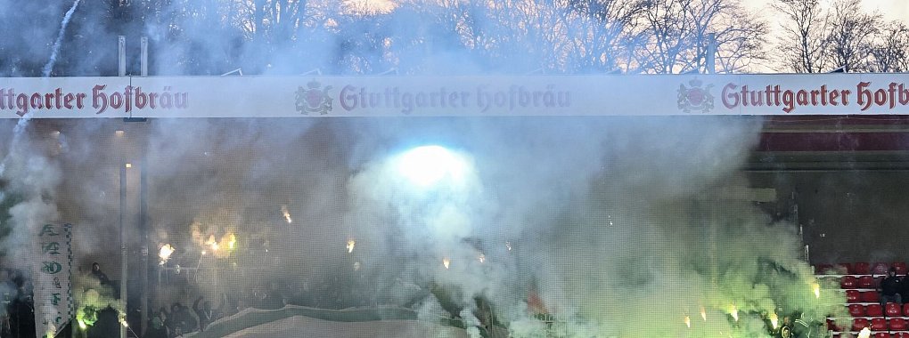 Wolfsburgs Fans brannten zu Beginn der zweiten Halbzeit in Heidenheim Pyrotechnik ab. - &copy; Harry Langer/dpa