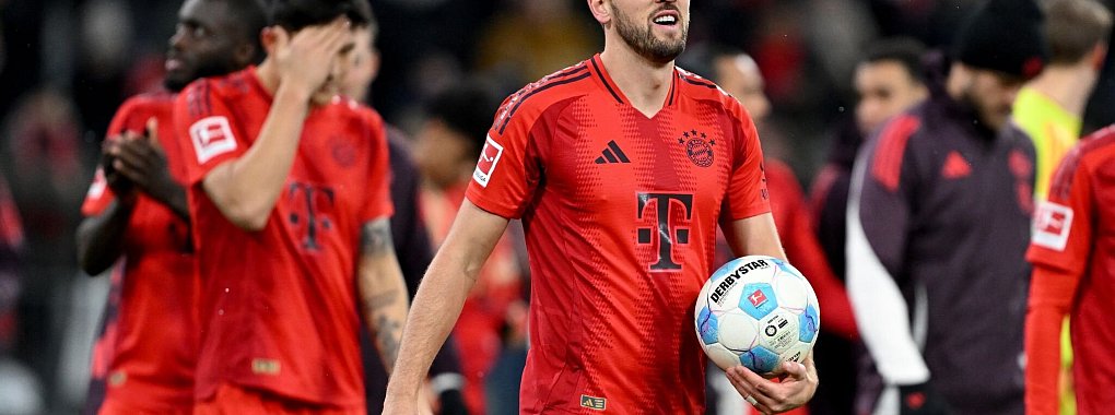Er trifft und trifft: Nach seinem Hattrick gegen Augsburg durfte Harry Kane mal wieder den Spielball mitnehmen. - © Sven Hoppe/dpa