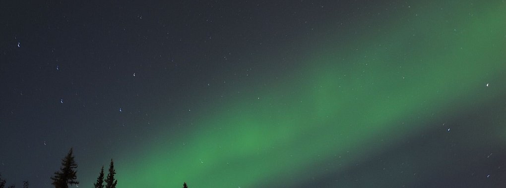 Tanzende Polarlichter erstrahlen am Nachthimmel &uuml;ber Fairbanks. - &copy; Finn Huwald/dpa-tmn