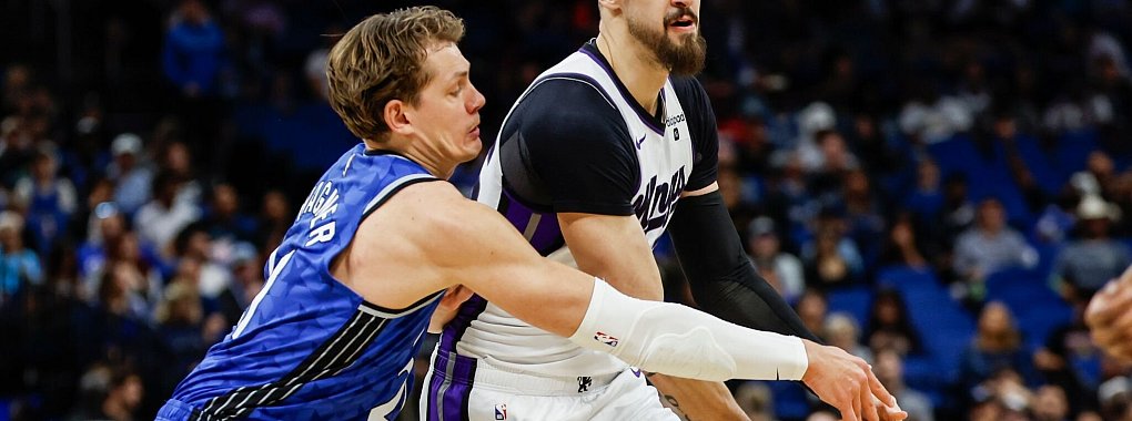 Moritz Wagner (l) versucht, Alex Lenvon von den Sacramento Kings den Ball zu stehlen. - © Kevin Kolczynski/AP/dpa
