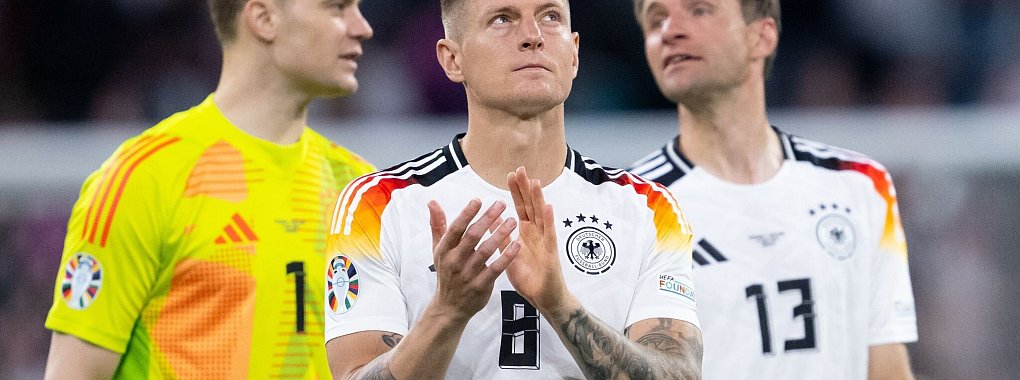 Die 2014-Weltmeister Manuel Neuer (l), Toni Kroos (M) und Thomas Müller (r) werden in München verabschiedet. - © Sven Hoppe/dpa