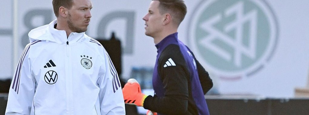 Trotz Verletzung: Julian Nagelsmann (l) bekennt sich zu Marc-André ter Stegen als DFB-Torwart Nummer eins. - © Arne Dedert/dpa