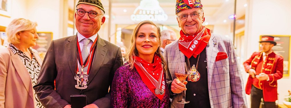 Innenminister Thomas Strobl (l), zusammen mit Regina Halmich und Europaparl-Chef Roland Mack bei der Verleihung der Narrenschelle. - © Philipp von Ditfurth/dpa
