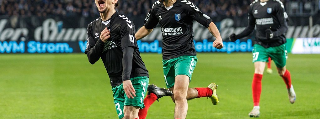 Magdeburgs Baris Atik (l) jubelt mit Teamkollegen nach seinem Treffer zum 1:0. - © Andreas Gora/dpa