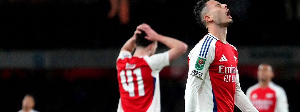 Der FC Arsenal steht nach der Hinspielniederlage im Halbfinale des Ligapokals vor dem Aus. - © Kirsty Wigglesworth/AP/dpa