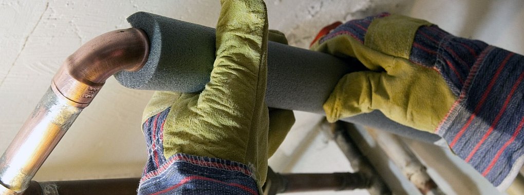 Mit etwas handwerklichem Geschick lassen sich Heizungsrohre selbst dämmen, etwa mit Schaumstoffisolierungen. - © Kai Remmers/dpa-tmn