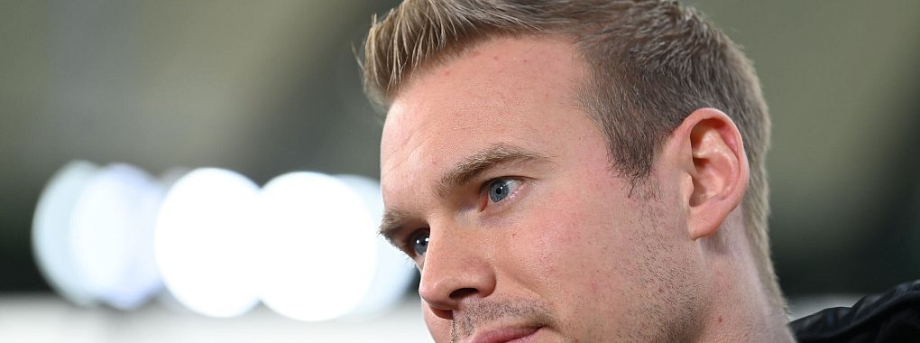 Trainer Tommy Stroot kann den VfL am Donnerstag zum zehnten Pokal-Titel in Serie f&uuml;hren. - &copy; Swen Pf&ouml;rtner/dpa