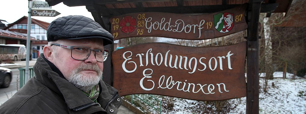 Ortsbürgermeister Hermann Wenneker vor dem schmucken Ortseingang in Elbrinxen. - © Bernhard Preuss