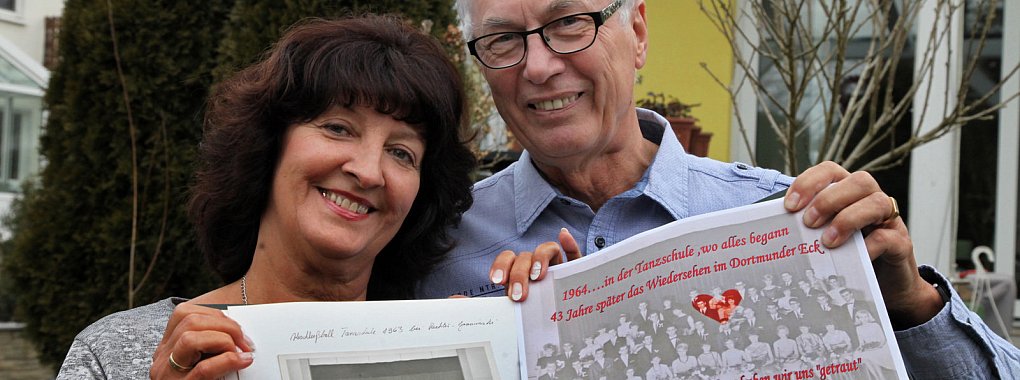 Erinnerungen: Karin und Paul Herbert zeigen im Fotoalbum das Gruppenbild ihres Tanzkurses von 1963. Im Ausdruck rechts sind die beiden im Herzchen gekennzeichnet. Das Bild diente als Vorlage für die Hochzeitseinladung, die Jahreszahl 1964 ist ein kleiner Rechenfehler. - © Bernhard Preuss