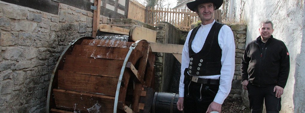 Das neue M&uuml;hlrad wird &uuml;ber das Wasser der Kalle betrieben. Zimmermann Andreas Begemann (links) hat es gebaut, Elektriker Bernd Greife ist f&uuml;r die Technik rund um den Generator verantwortlich. - &copy; Carolin Brokmann-F&ouml;rster