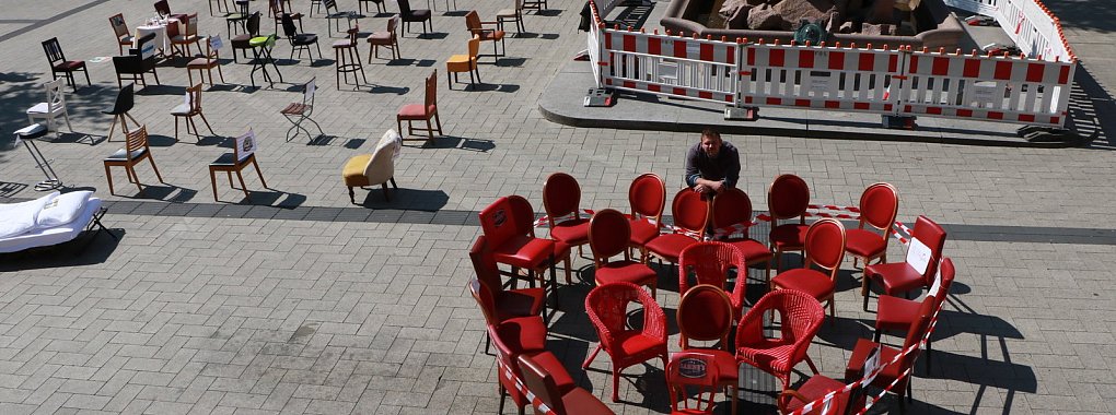 Ein Herz für die Gastronomie: Das Gebilde besteht aus Stühlen verschiedener Betriebe und ist in Richtung Rathaus ausgerichtet. Juri Helm vom Café Verve hat den Aufbau mitorganisiert. - © Yvonne Glandien