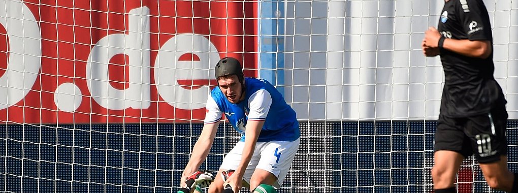 Damian Ro&szlig;bach hilft Torwart Markus Kolke hoch. Der Rostocker Keeper patzte vor dem 1:1-Ausgleich. - &copy; Gregor Fischer/dpa