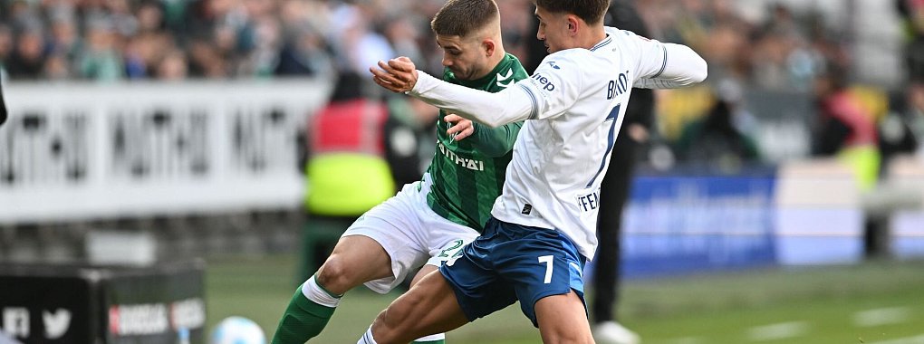 Umkämpftes Spiel: Werders Romano Schmid (l) und Hoffenheims Torschütze Tom Bischof im Duell. - © Carmen Jaspersen/dpa