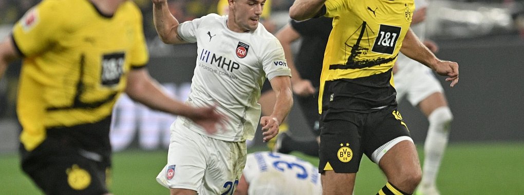 Dortmunds Niclas F&uuml;llkrug (r) und Heidenheims Nikola Dovedan (M) k&auml;mpfen um den Ball. - &copy; Bernd Thissen/dpa