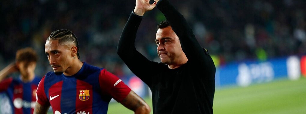 Barcelonas Cheftrainer Xavi Hernandez (r) gr&uuml;&szlig;t die Fans nach dem Spiel. - &copy; Joan Monfort/AP