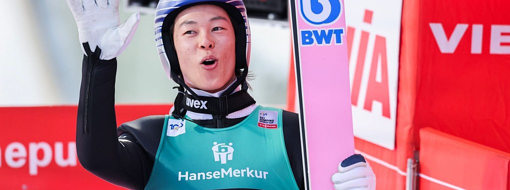 Ryoyu Kobayashi sprang in Island 291 Meter weit. - © Geir Olsen/NTB/dpa