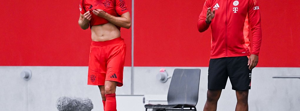 Startelfeinsatz im Testspiel: Aber Leon Goretzka (l.) hat einen schweren Stand beim neuen Bayern-Trainer Vincent Kompany. - &copy; Sven Hoppe/dpa