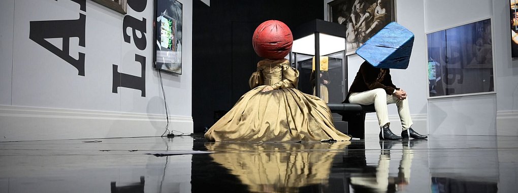 Das im Deutschen Theater Berlin im Herbst 2023 uraufgef&uuml;hrte St&uuml;ck &laquo;Baracke&raquo;. Mit dem St&uuml;ck er&ouml;ffnet der renommierte M&uuml;lheimer Theaterwettbewerb. - &copy; Thomas Aurin/Deutsches Theater Berlin/dpa