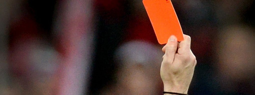 In der Kreisklasse zeigt ein Referee Rot - daraufhin wird er von einem Spieler angegriffen. - © Patrick Seeger/dpa
