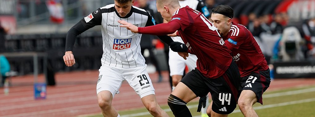 Kampf um den Ball: Ulms Semir Telalovic (l) gegen die Nürnberger Ondrej Karafiat (M) und Berkay Yilmaz. - © Heiko Becker/dpa
