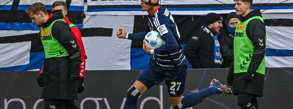 Stürmer Davie Selke lässt den HSV spät jubeln. - © Armin Weigel/dpa