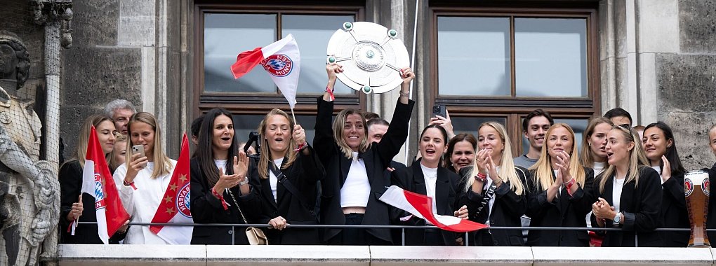 Die Spielerinnen des FC Bayern jubeln mit der Meisterschale auf dem M&uuml;nchner Rathausbalkon. - &copy; Sven Hoppe/dpa