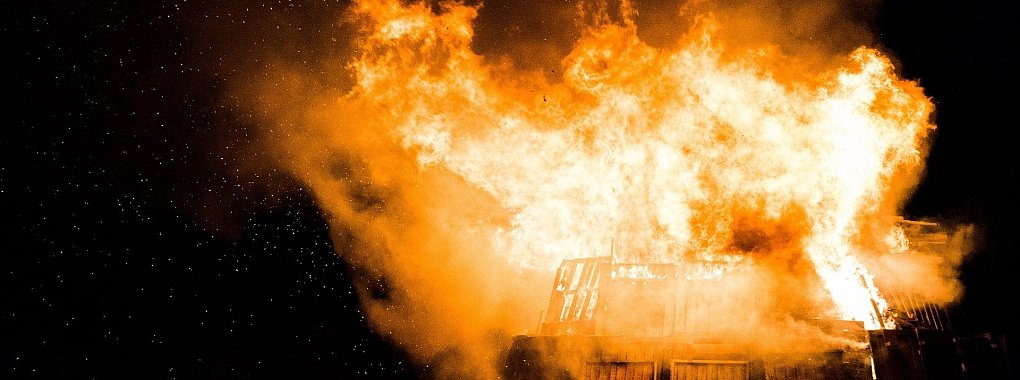 Immer wieder schlägt es nachts Alarm: Geht ein Feuerteufel in Dörentrup um? - © Symbolbild: Pixabay