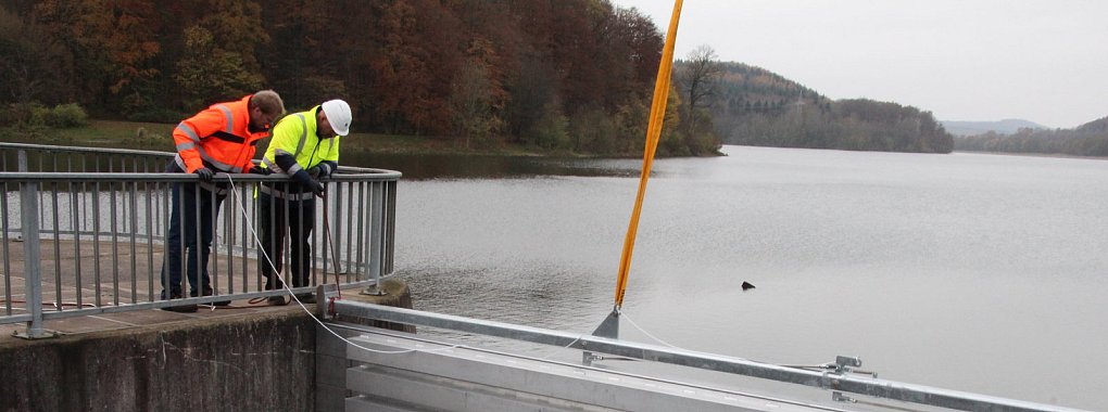 Im November 2014 wurden erstmals die beiden Sperren in eigens dafür angebrachte Schienen gesetzt, um das Seewasser draußen zu halten. Die Sonderanfertigung zahlt sich jetzt aus. - © Marianne Schwarzer(LZ)