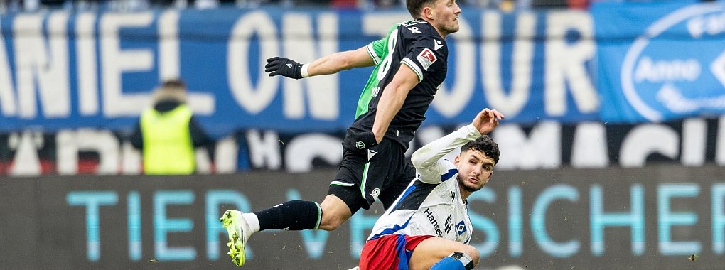 Zweikampf im Nordduell: Hannovers Enzo Leopold (l) und Hamburgs Daniel Elfadli. - © Axel Heimken/dpa