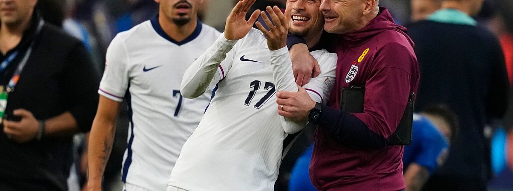 Mindestens jeder Vierte im Trainingsstab der englischen Fußball-Nationalmannschaft soll keinen weißen Hintergrund haben. (Archivbild) - © Thanassis Stavrakis/AP/dpa