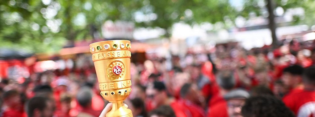 Fans des 1. FC Kaiserslautern feiern vor dem DFB-Pokal-Finale auf dem Breitscheidplatz. - &copy; Sebastian Christoph Gollnow/dpa