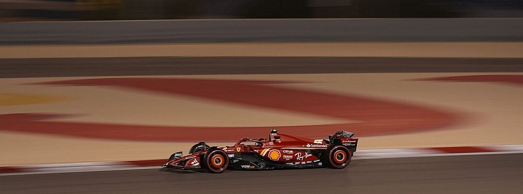 Carlos Sainz rast im Ferrari um die Strecke. - © Hasan Bratic/dpa