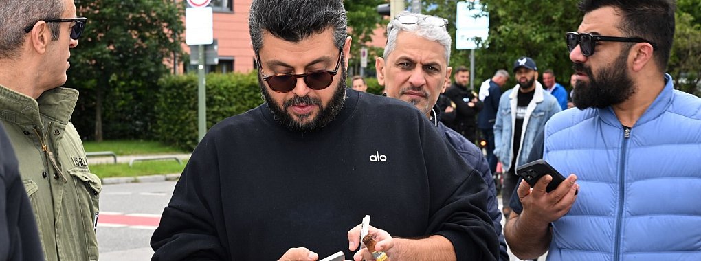 Hasan Ismaik (M) will nur noch Fan des TSV 1860 sein und seine Anteile am Club verkaufen. - © Felix Hörhager/dpa