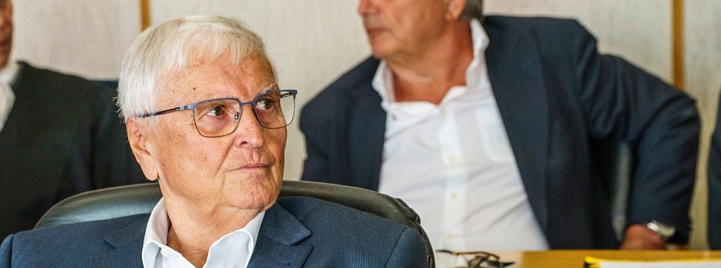 Theo Zwanziger macht sich für einen Zeugenauftritt von Wolfgang Niersbach im Sommermärchen-Prozess stark. - © Andreas Arnold/dpa Pool/dpa