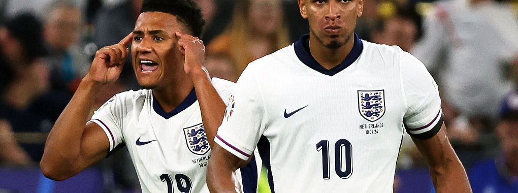 Englands Ollie Watkins (l) jubelt mit Teamkollege Jude Bellingham &uuml;ber seinen Treffer zum 2:1 gegen die Niederlande. - &copy; Friso Gentsch/dpa